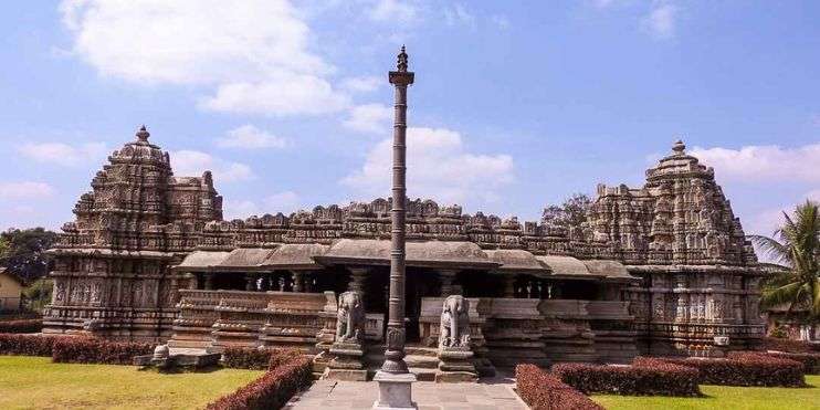 a stone building with a pillar with Lingaraja Temple in the Chikmagalur